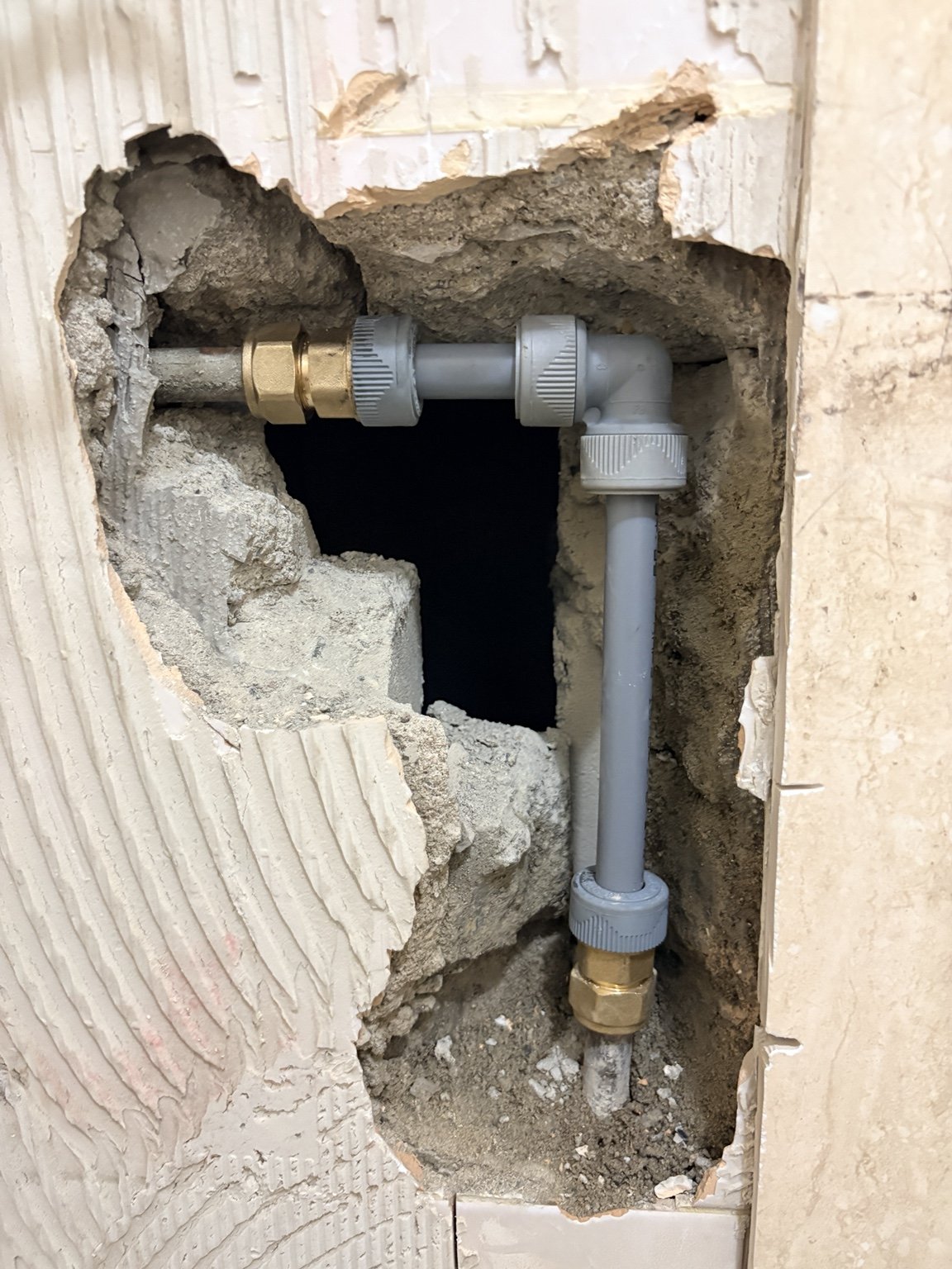 벽체 개구 후 급수배관 교체